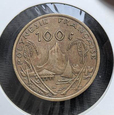 外国优质老铜币银币，正月十二晚九点倒数截拍，满百包邮可寄存，持续收拍 - 法属波利尼西亚自由女神像 100 法郎铜币直径30mm，背面是大溪地标志性的奥特马努山、独木舟与椰树。此币体现法国对波利尼西亚的长期殖民统治，也是当地热带风光与法国货币文化融合的实物见证。