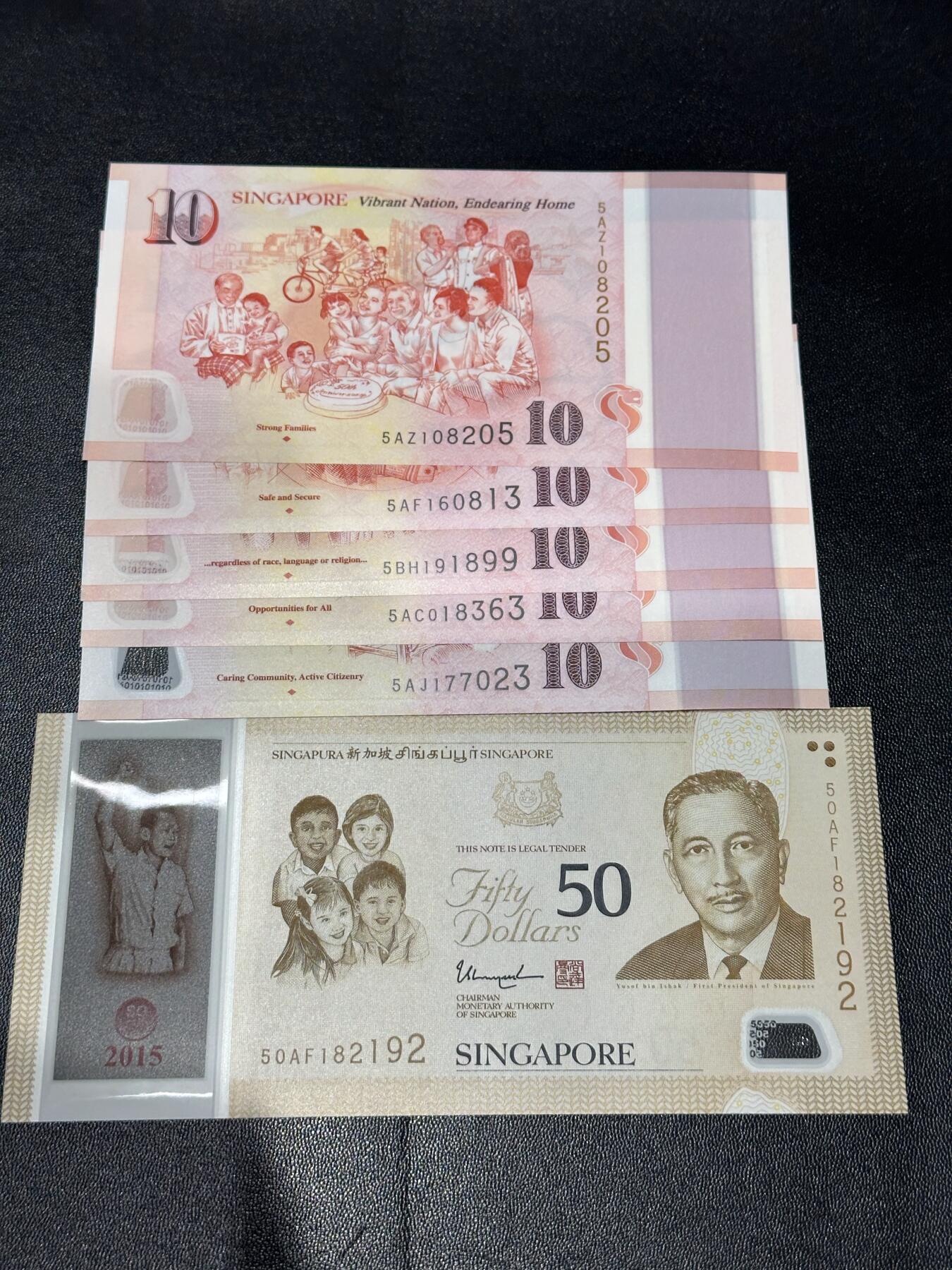 《外钞收藏家》第六百一十三期（ 精品场）（长期征集拍品、欢迎藏友们联系合作） 新加坡2015年10元五张+50元一张塑料钞（独立50周年纪念，50元防伪是新加坡唯一的李光耀头像，全程无4）	UNC