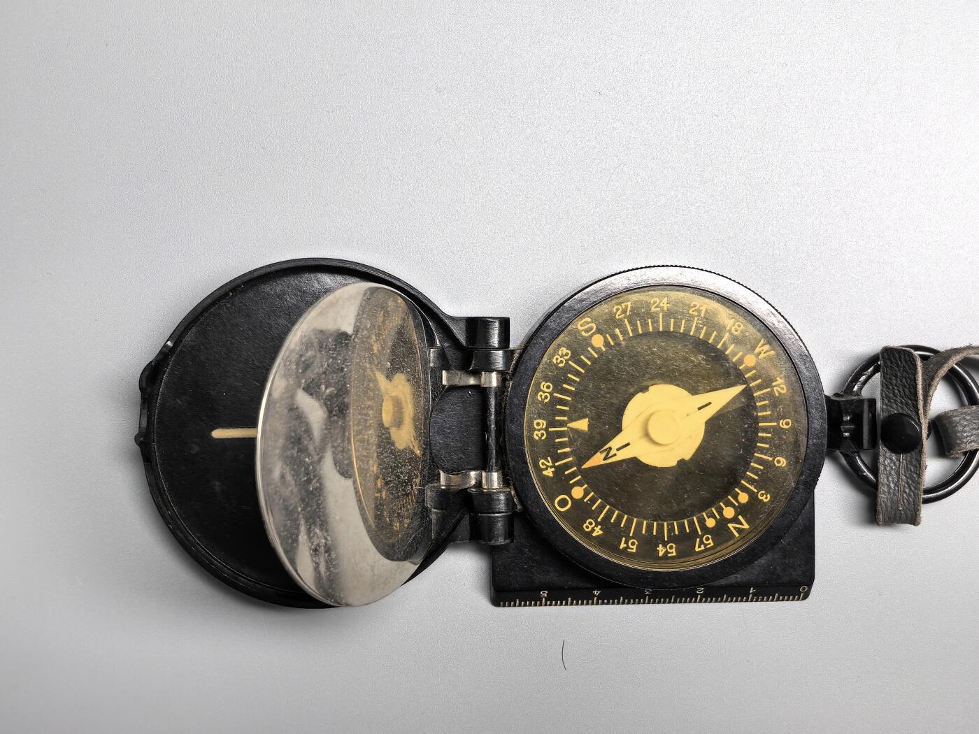 小驴勋章奖章收藏2月28日周六晚七点拍卖（调休临时调整，珍爱和平，收藏战争，铭记历史，勿忘国耻，忠党爱国。有偿代拍，送拍规则在简介最后，参拍须阅读规则后再参拍，关系到运费包装发货时效真假辨别等关键信息，拍卖时不再发原图，看大图店主微信码在拍卖店铺介绍里） 东德人民军指北针，W-Nr.  是德语 Waren-Nummer（物资编号）的缩写，是东德国家人民军（NVA）军用物资的标准编号格式。  -  37 54  代表该装备的目录分类号，对应“行军指北针”这一品类。  -  11910  是这枚指北针的流水序号，表明它是该批次生产的第11910件