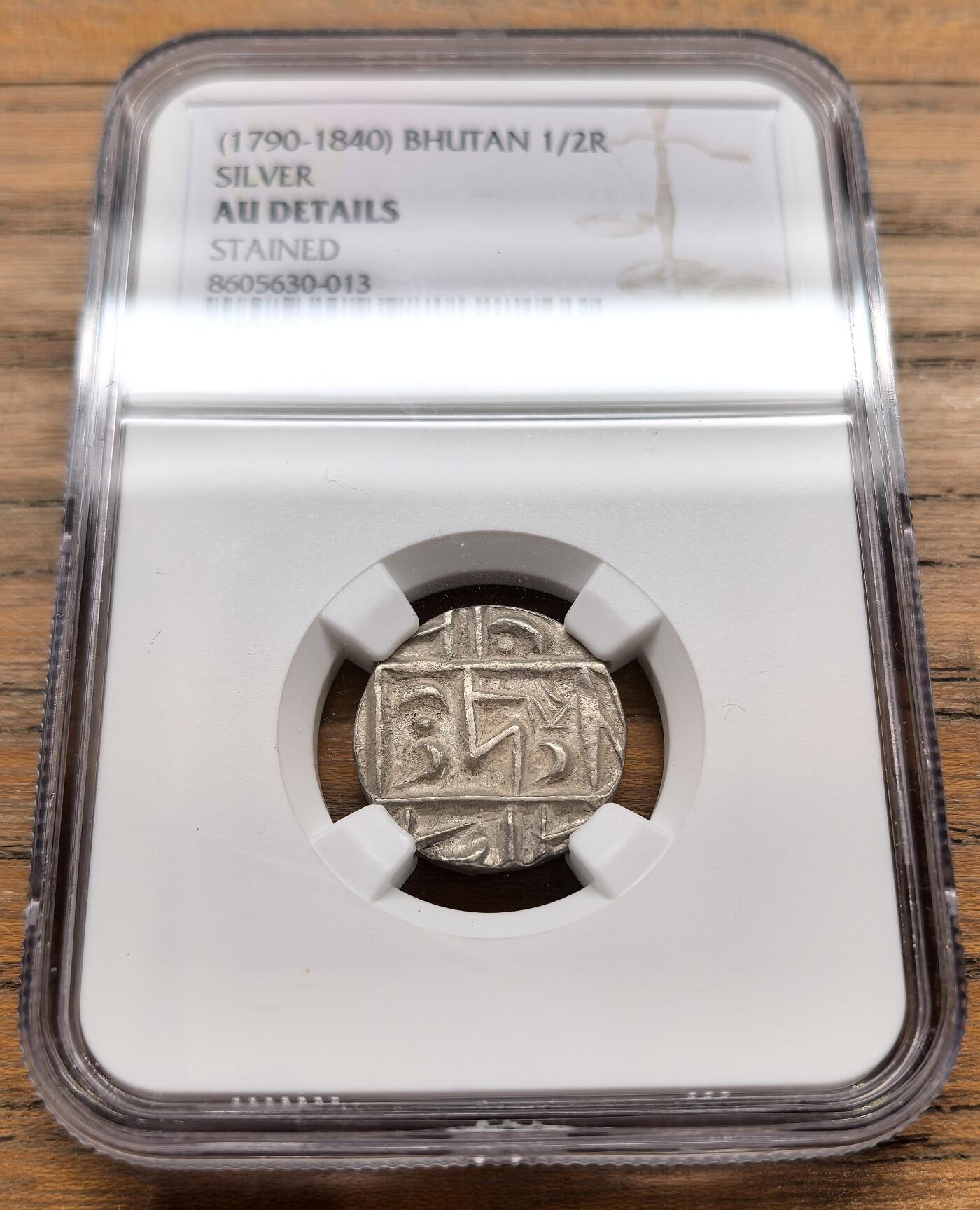 此心安处是吾乡·凡希社世界钱币微拍第三百二十期 1790-1840不丹王国ས字1/2卢比银币NGC-AUD，高银版，全深打，状态极佳，稀见的早期铸出品。藏文ས（萨）为土地之意，如拉萨即为雪域，不丹在历史上也称作竹域。