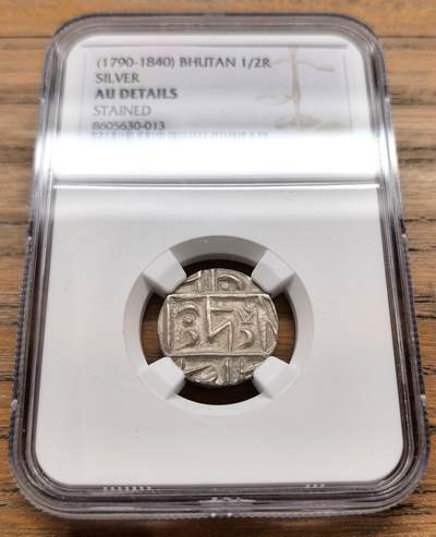此心安处是吾乡·凡希社世界钱币微拍第三百二十期 - 1790-1840不丹王国ས字1/2卢比银币NGC-AUD，高银版，全深打，状态极佳，稀见的早期铸出品。藏文ས（萨）为土地之意，如拉萨即为雪域，不丹在历史上也称作竹域。