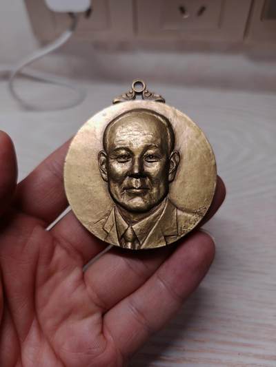 2002年第24届克罗斯塔宁国际大会纪念奖牌人物立体 - 正面：浮雕为日健総本社的创始人田中美穂的头像，右下角有雕刻师签名。 - 背面：刻有“第24回クロスタニン国際大会”、“株式会社 日健総本社”和年份“2002”，并配有飞马与人物的神话风格浮雕。 浮雕工艺精细，背面的飞马神话图案设计独特，具有一定的艺术观赏性。 - 2002年第24届克罗斯塔宁国际大会纪念奖牌人物立体 - 正面：浮雕为日健総本社的创始人田中美穂的头像，右下角有雕刻师签名。 - 背面：刻有“第24回クロスタニン国際大会”、“株式会社 日健総本社”和年份“2002”，并配有飞马与人物的神话风格浮雕。 浮雕工艺精细，背面的飞马神话图案设计独特，具有一定的艺术观赏性。