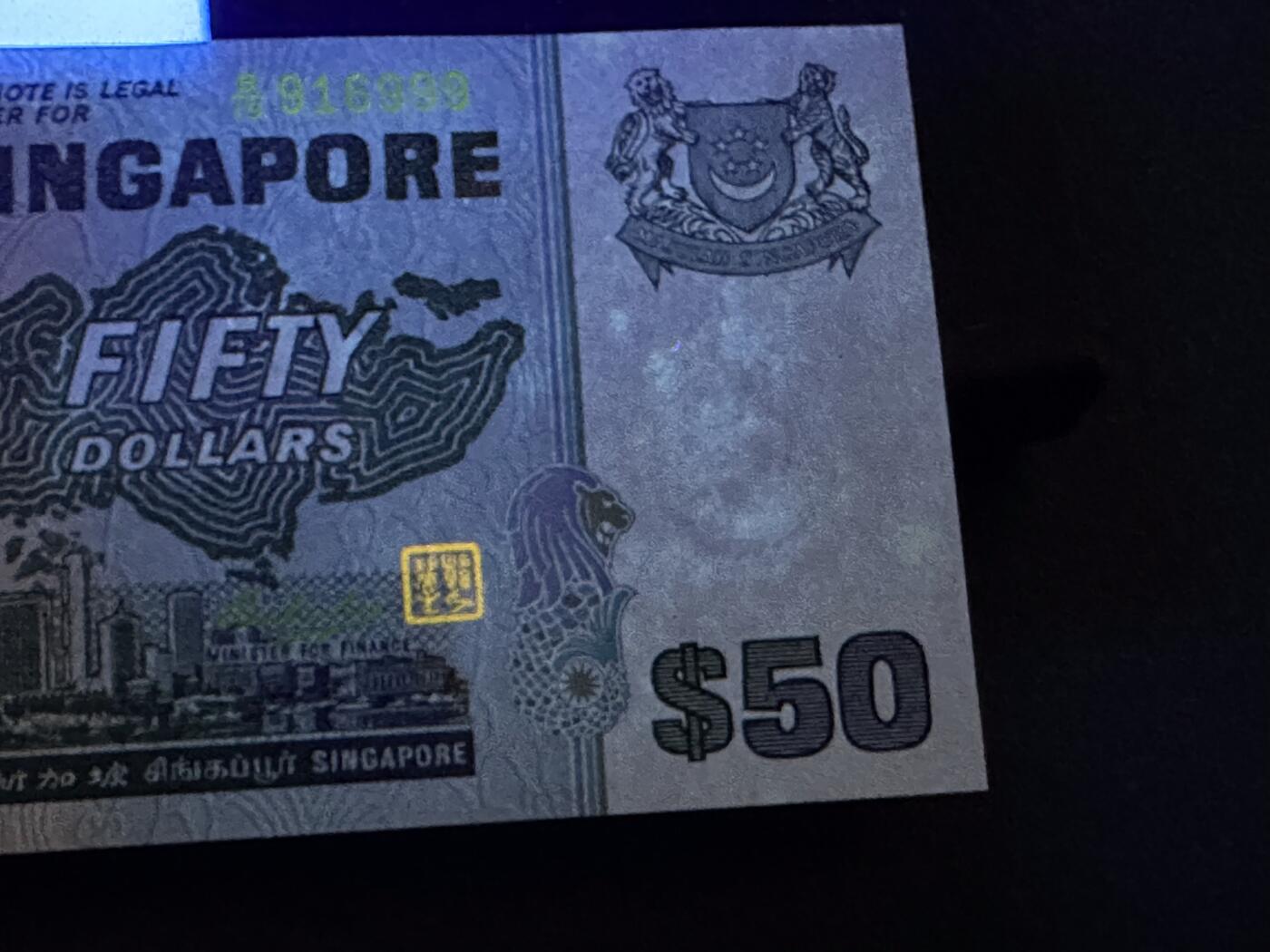 《外钞收藏家》第六百一十三期（ 精品场）（长期征集拍品、欢迎藏友们联系合作） 新加坡鸟版50元（音乐题材纸币，全程无47豹子号999）	UNC 但有潮斑