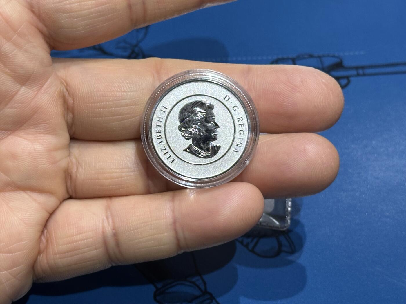 《外钞收藏家》第六百一十三期（ 精品场）（长期征集拍品、欢迎藏友们联系合作） 加拿大2013年20加元冰球运动卡装纪念精制银币（8g纯银）