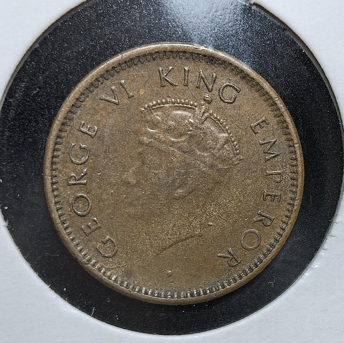 外国优质老铜币银币，正月十二晚九点倒数截拍，满百包邮可寄存，持续收拍 英属印度1939年1/12 安娜铜币，正面为乔治六世头像，背面标注面值与年份。当时印度处于英国殖民统治末期，该币是英属印度时期标准化货币体系的见证，也反映了当时英属殖民地的经济与货币体系特征。