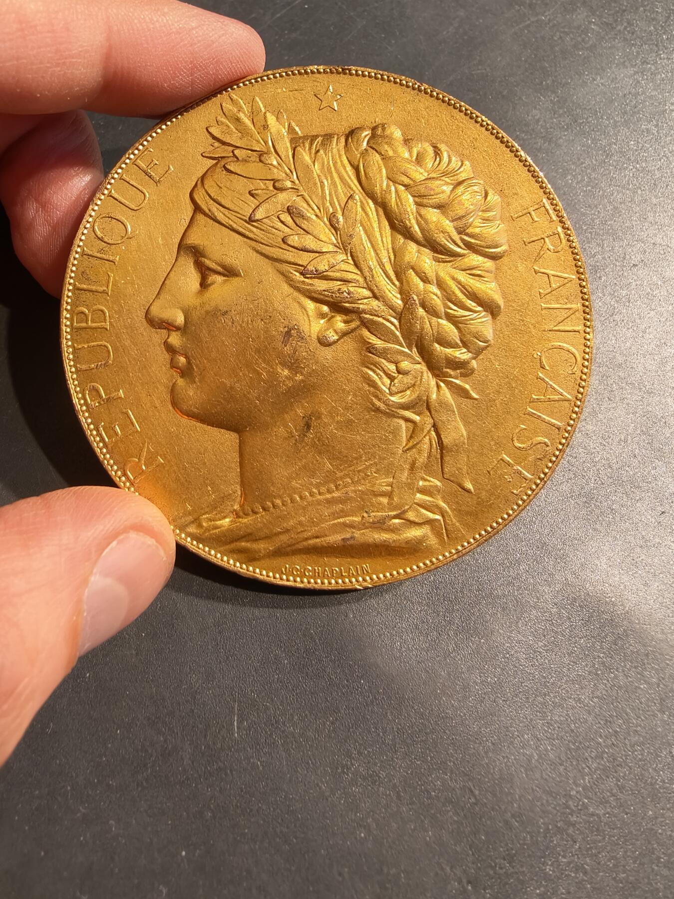 老王徽章第185期 法国玛丽安娜镀金单面大铜章    直径68mm   重量85.6g