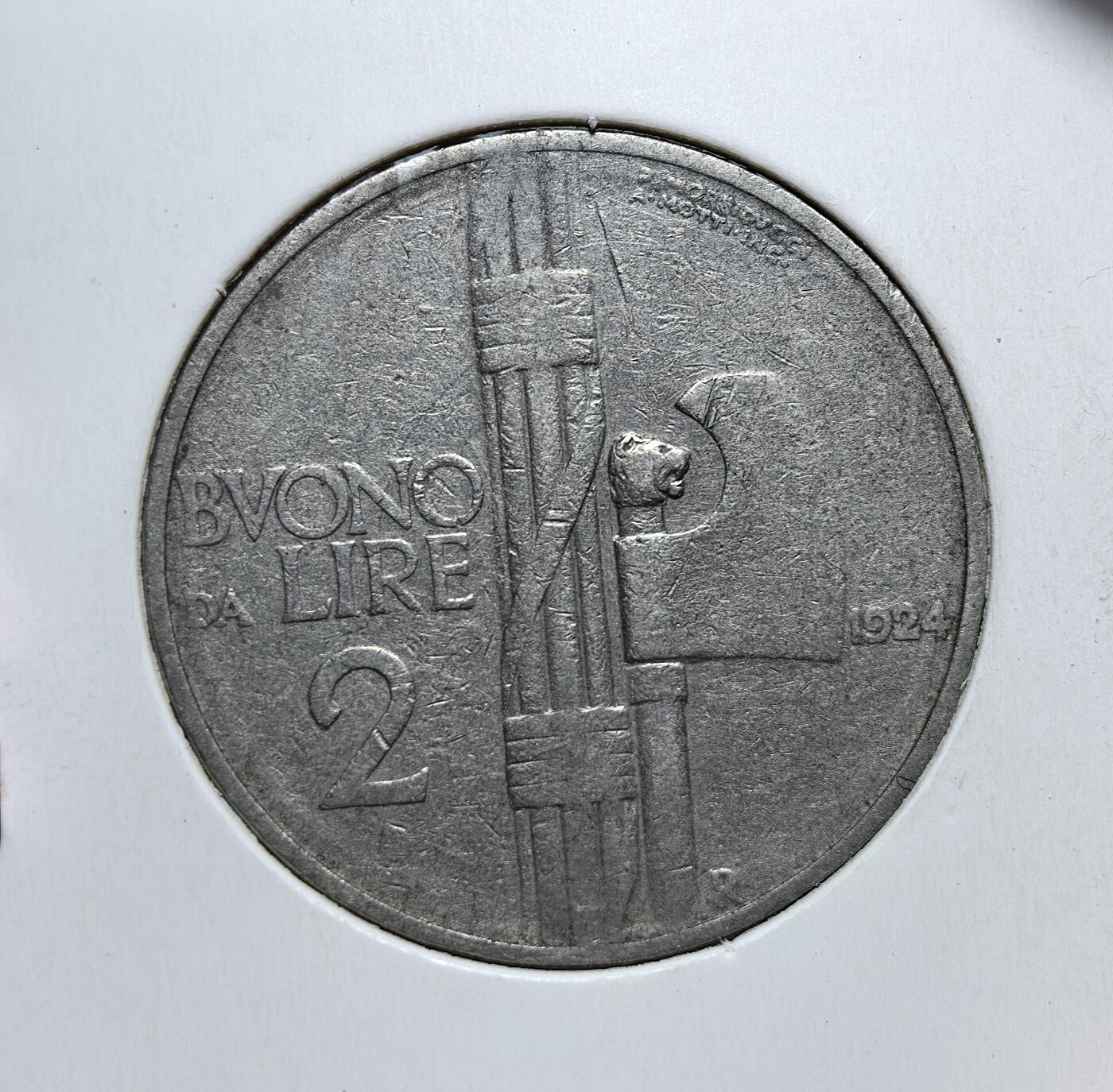 外国优质老铜币银币，正月十二晚九点倒数截拍，满百包邮可寄存，持续收拍 意大利王国1924年2里拉，正面为维克托・伊曼纽尔三世头像，背面是束棒与 “BUONO DA 2 LIRE” 字样。发行于法西斯政权初期，是其强化国家权威、推行战时经济管控的早期货币见证。