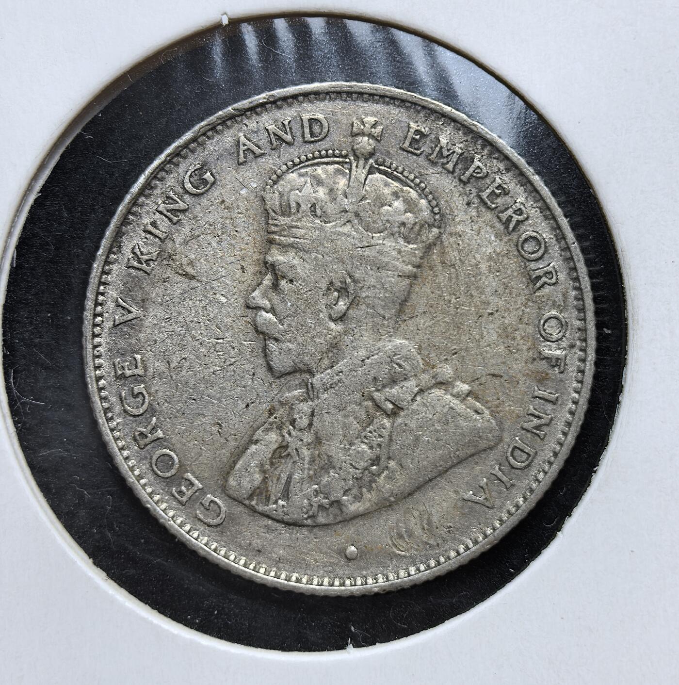 外国优质老铜币银币，正月十二晚九点倒数截拍，满百包邮可寄存，持续收拍 英属锡兰1927年50分银币，正面为英王乔治五世像，背面是锡兰国树铁木树与双语面值。发行于一战后经济恢复期，是英国殖民统治的货币遗存，见证了锡兰的殖民贸易与多元文化融合。