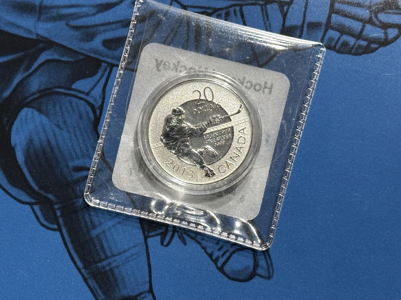 《外钞收藏家》第六百一十三期（ 精品场）（长期征集拍品、欢迎藏友们联系合作） 加拿大2013年20加元冰球运动卡装纪念精制银币（8g纯银）