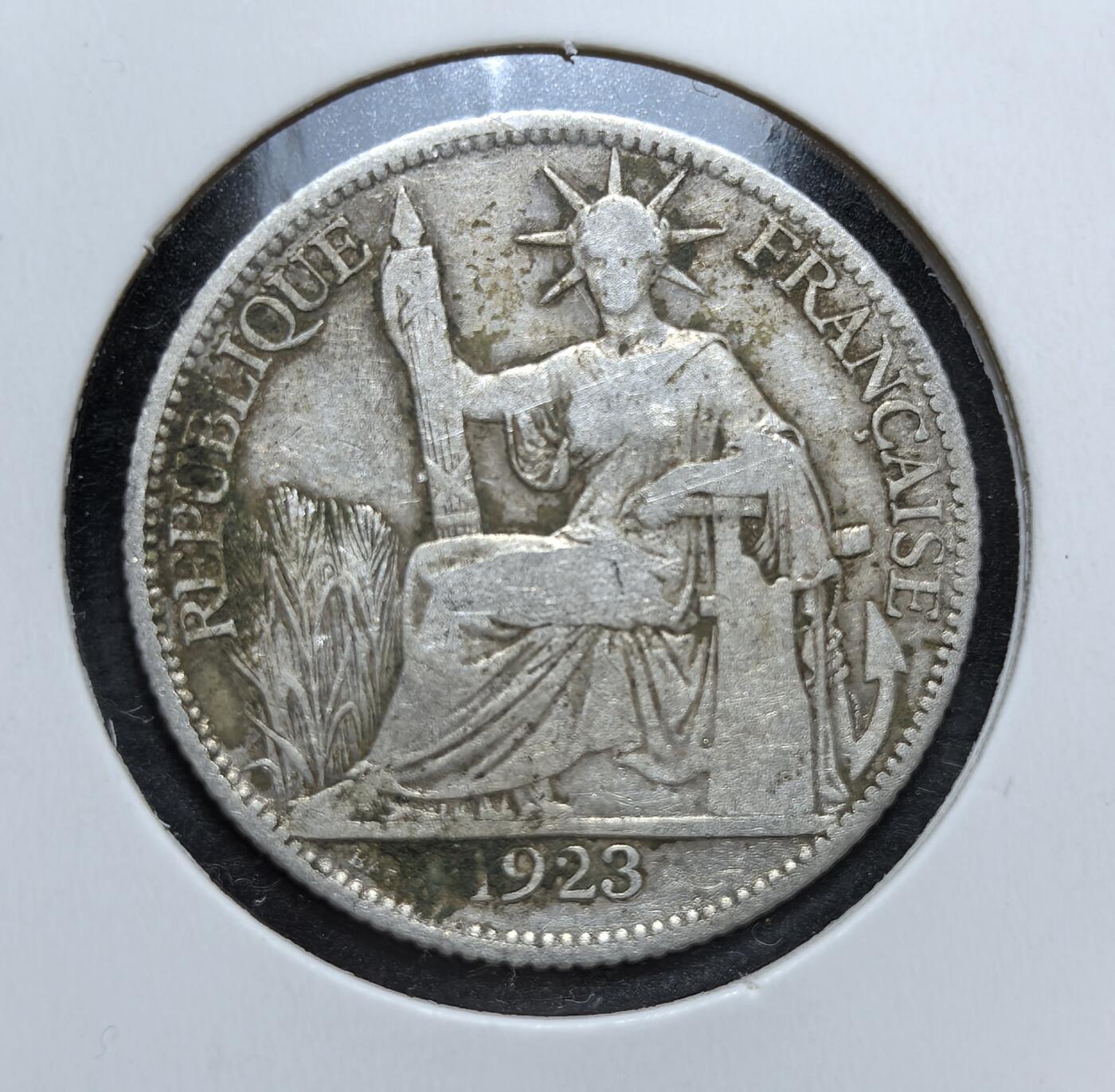 外国优质老铜币银币，正月十二晚九点倒数截拍，满百包邮可寄存，持续收拍 法属印度支那1923 年20 分银币，正面为法兰西坐像，背面标注 “INDO-CHINE FRANÇAISE”。它是法国殖民统治下的流通货币，见证了越南、老挝、柬埔寨等地的殖民贸易史。