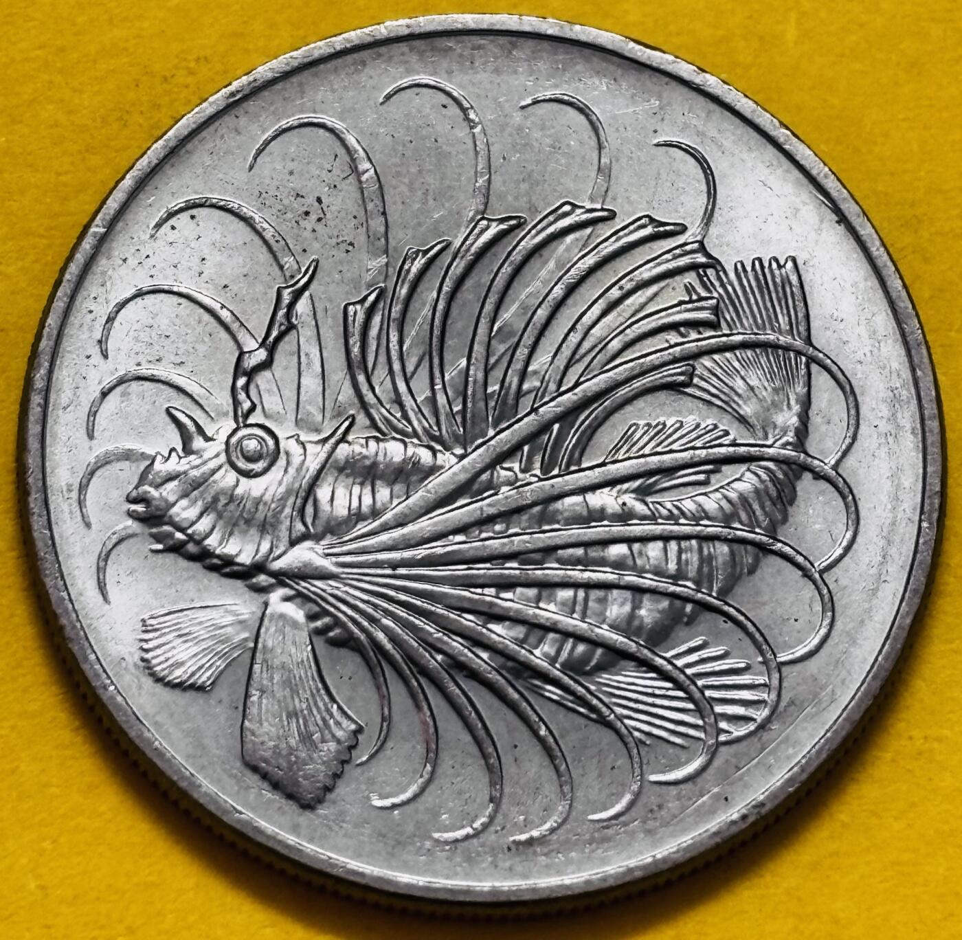 文馨钱币收藏第 295 场，（元宵场）各种银币散币纪念章，长期接代拍业务 原光 1981 年新加坡狮子鱼 50 分