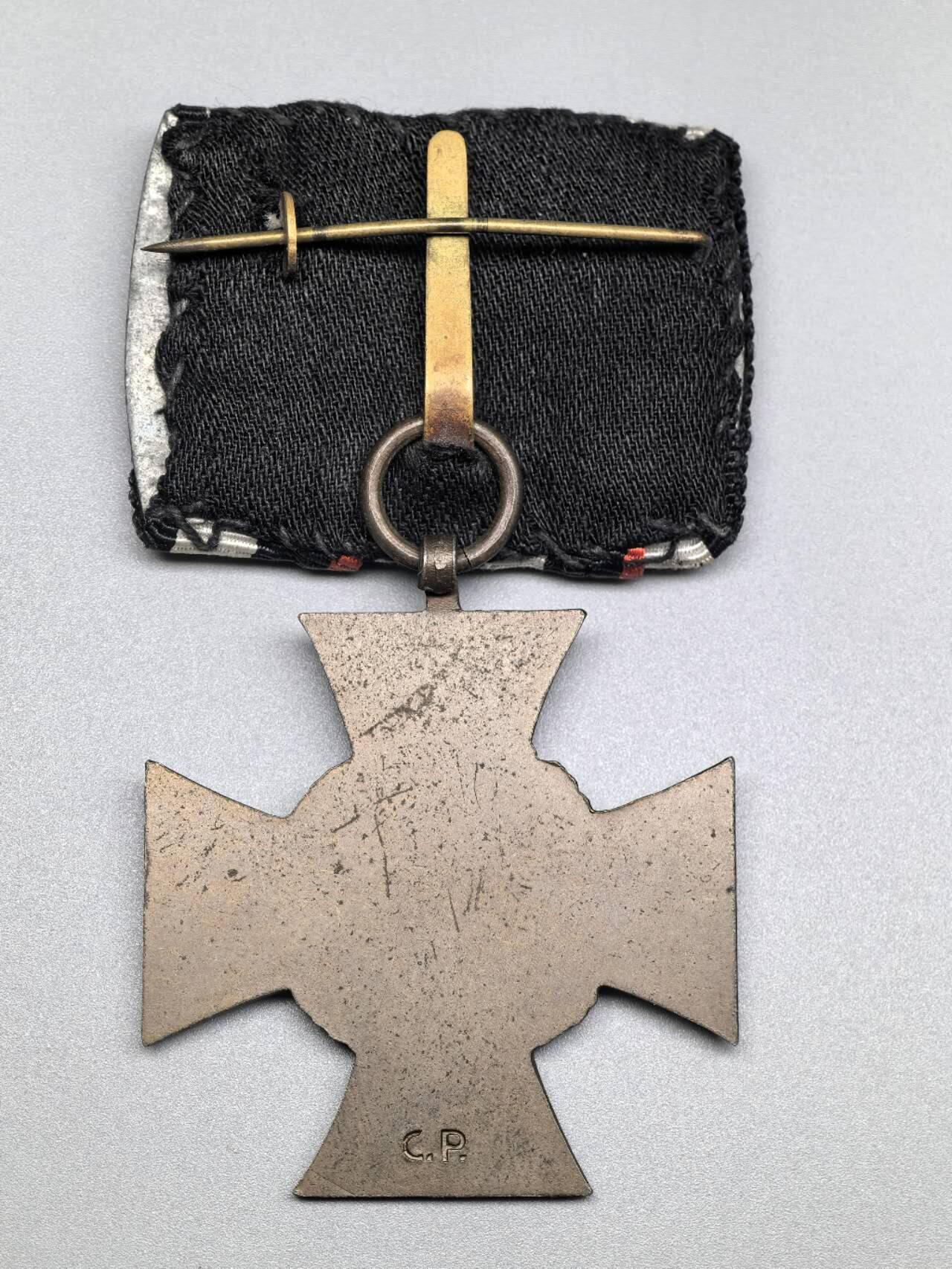 小驴勋章奖章收藏2月28日周六晚七点拍卖（调休临时调整，珍爱和平，收藏战争，铭记历史，勿忘国耻，忠党爱国。有偿代拍，送拍规则在简介最后，参拍须阅读规则后再参拍，关系到运费包装发货时效真假辨别等关键信息，拍卖时不再发原图，看大图店主微信码在拍卖店铺介绍里） 得三无剑兴登堡奖章，礼服挂，钢制镀铜，背打C.P.厂标