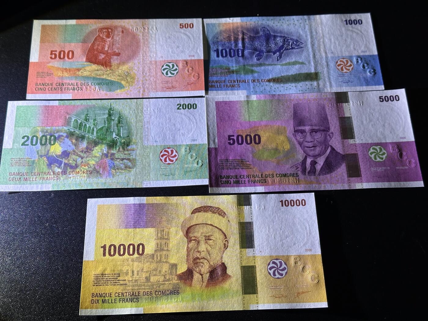 《外钞收藏家》第六百一十三期（ 精品场）（长期征集拍品、欢迎藏友们联系合作） 科摩罗新版500-10000法郎5张一套（多张全程无47，绝品）	绝品