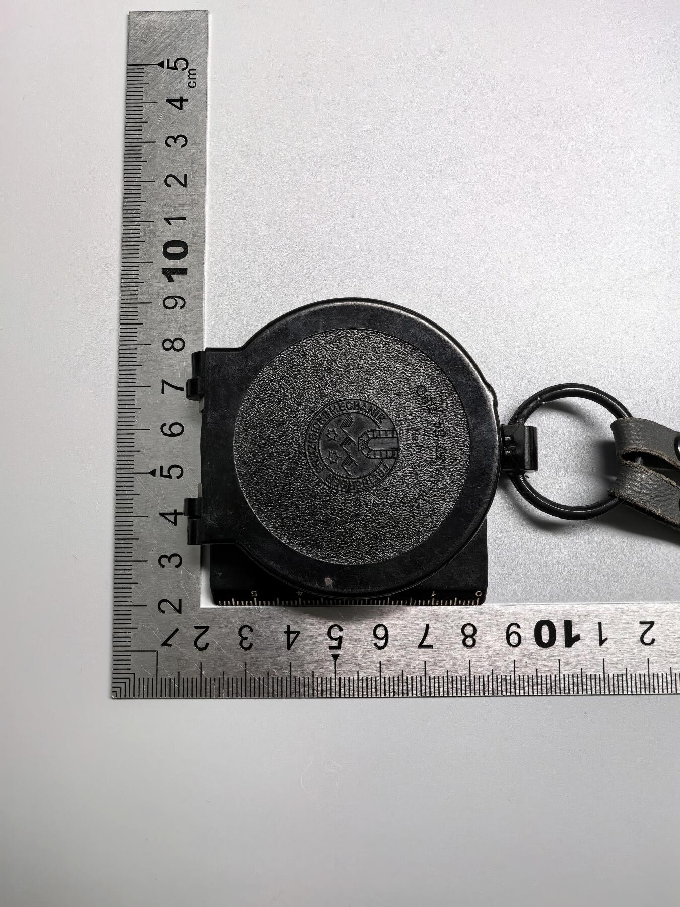 小驴勋章奖章收藏2月28日周六晚七点拍卖（调休临时调整，珍爱和平，收藏战争，铭记历史，勿忘国耻，忠党爱国。有偿代拍，送拍规则在简介最后，参拍须阅读规则后再参拍，关系到运费包装发货时效真假辨别等关键信息，拍卖时不再发原图，看大图店主微信码在拍卖店铺介绍里） 东德人民军指北针，W-Nr.  是德语 Waren-Nummer（物资编号）的缩写，是东德国家人民军（NVA）军用物资的标准编号格式。  -  37 54  代表该装备的目录分类号，对应“行军指北针”这一品类。  -  11910  是这枚指北针的流水序号，表明它是该批次生产的第11910件