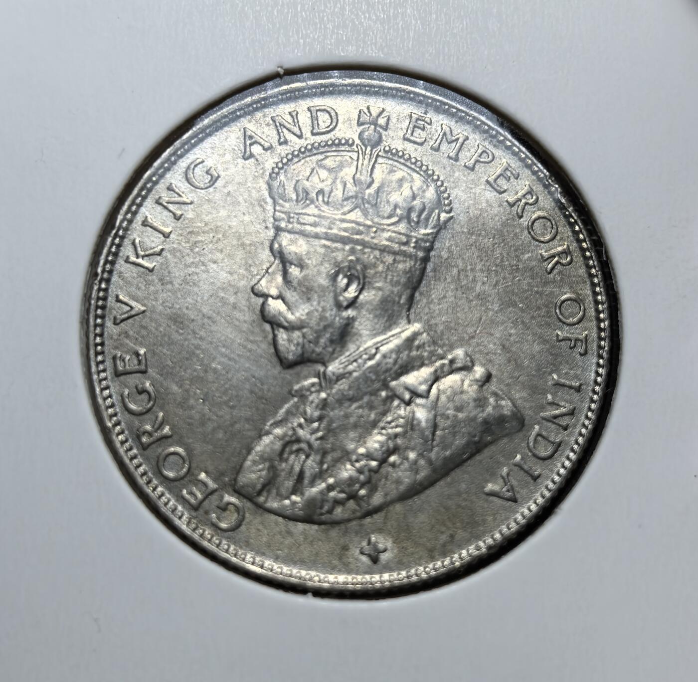 外国优质老铜币银币，正月十二晚九点倒数截拍，满百包邮可寄存，持续收拍 英属海峡殖民地1921 年 50 分银币，正面为英王乔治五世像，背面标注面值。它是英国殖民统治下的流通货币，见证了新加坡、马六甲等海峡殖民地的殖民历史。