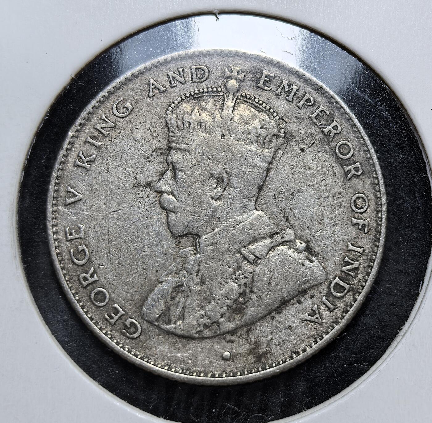 外国优质老铜币银币，正月十二晚九点倒数截拍，满百包邮可寄存，持续收拍 英属锡兰1919年50分银币，正面为英王乔治五世像，背面是锡兰国树铁木树与双语面值。发行于一战后经济恢复期，是英国殖民统治的货币遗存，见证了锡兰的殖民贸易与多元文化融合。