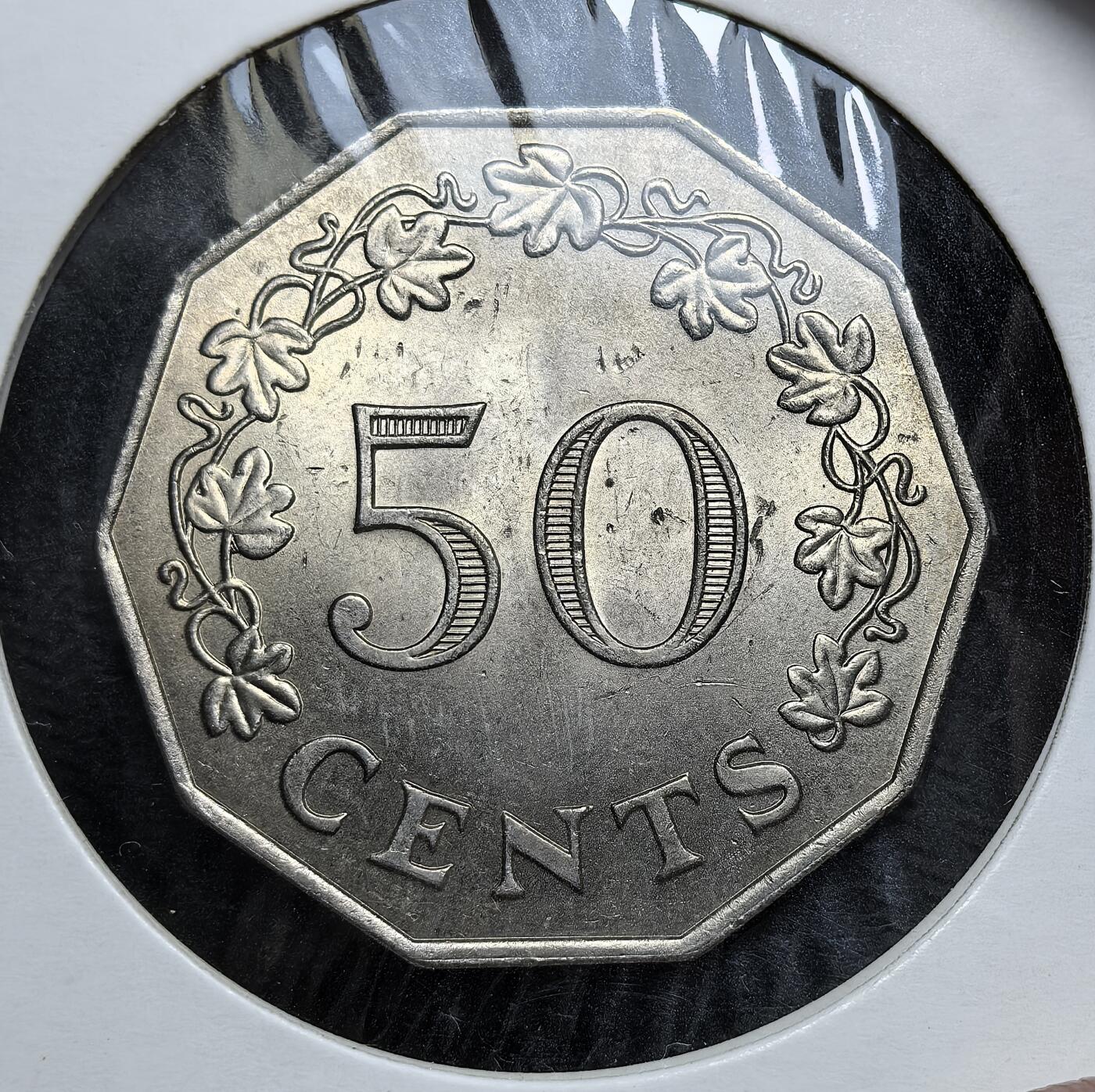 外国优质老铜币银币，正月十二晚九点倒数截拍，满百包邮可寄存，持续收拍 马耳他1972年50 分十二边形币直径32.5mm，正面为面值与葡萄藤纹饰，背面是象征宪法的三女神像。此币是马耳他 1964 年独立后，1972 年启用十进制货币体系的重要辅币，见证其货币自主与国家新生。