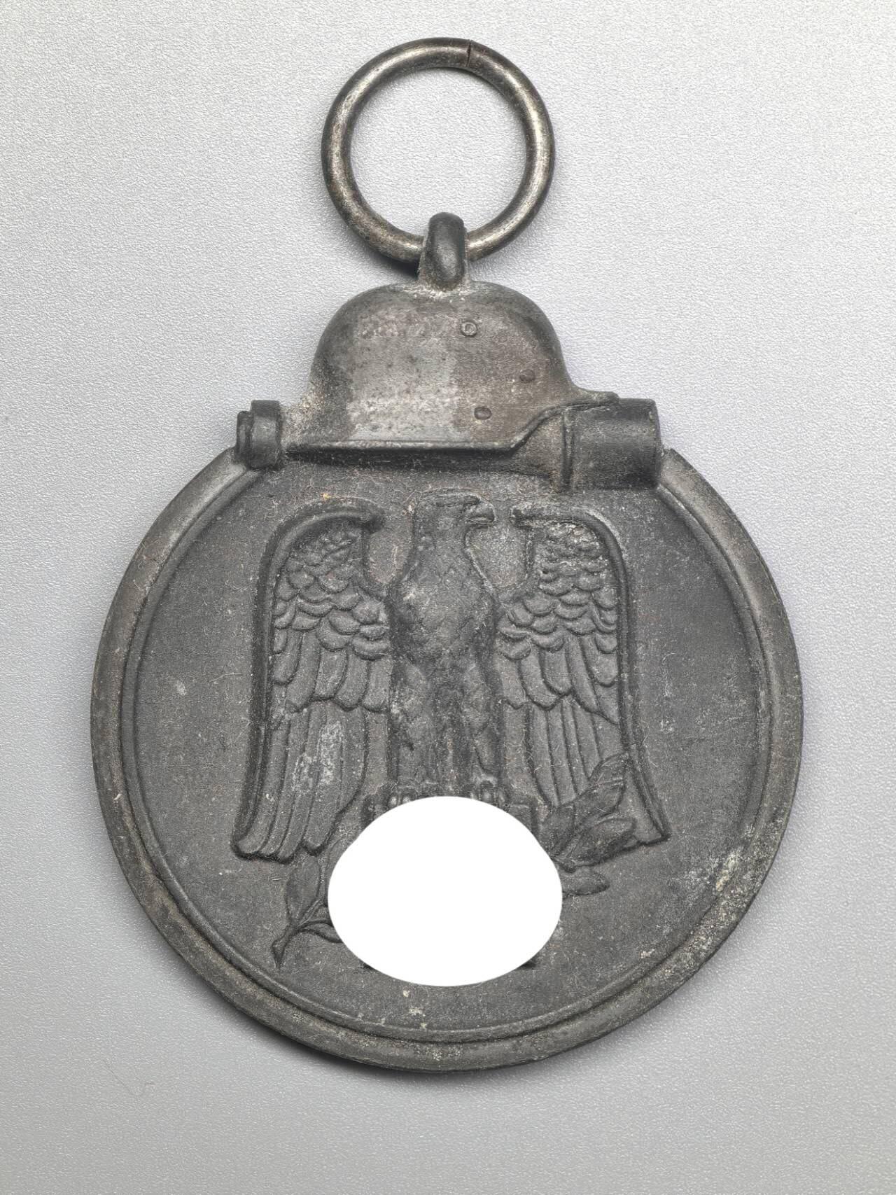 小驴勋章奖章收藏2月28日周六晚七点拍卖（调休临时调整，珍爱和平，收藏战争，铭记历史，勿忘国耻，忠党爱国。有偿代拍，送拍规则在简介最后，参拍须阅读规则后再参拍，关系到运费包装发货时效真假辨别等关键信息，拍卖时不再发原图，看大图店主微信码在拍卖店铺介绍里） 得三东线冬季作战奖章，环打10厂标（FÖRSTER & BARTH/ PFORZHEIM），少见厂标