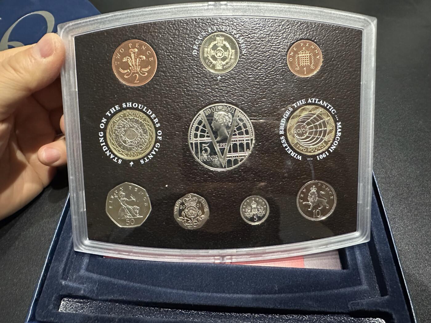 《外钞收藏家》第六百一十三期（ 精品场）（长期征集拍品、欢迎藏友们联系合作） 2001年英国皇家造币厂英镑硬币盒装 1套10枚【精制币】 