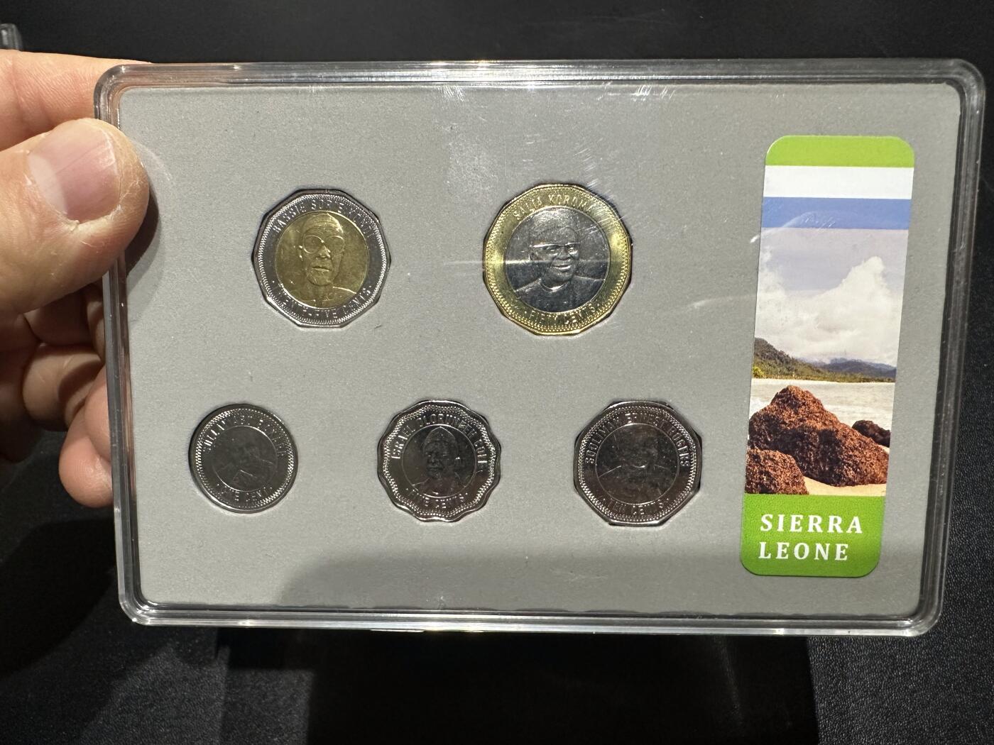 《外钞收藏家》第六百一十三期（ 精品场）（长期征集拍品、欢迎藏友们联系合作） 巴拉圭、乌拉圭、伊拉克、哥伦比亚、南非、塞拉利昂硬币6套