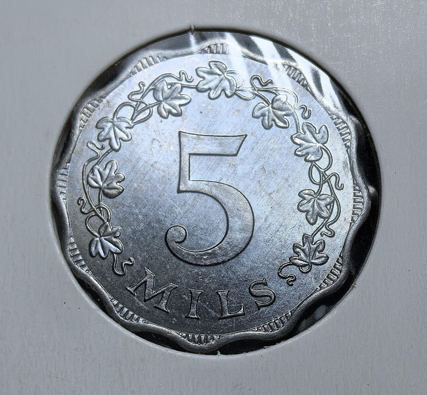 外国优质老铜币银币，正月十二晚九点倒数截拍，满百包邮可寄存，持续收拍 马耳他1972年5米尔，呈独特波浪边，正面为面值与葡萄藤纹饰，背面是马耳他传统陶器与海豚纹饰。该币是马耳他脱离英制货币、首次发行十进制里拉体系的首批辅币，见证其独立后货币主权的确立。