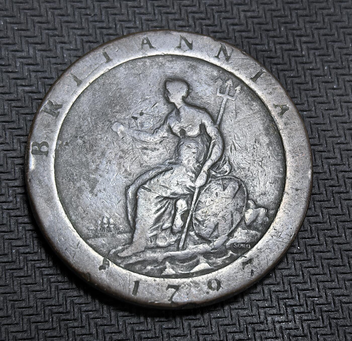 外国优质老铜币银币，正月十二晚九点倒数截拍，满百包邮可寄存，持续收拍 英国乔治三世 1797 年车轮一便士大铜币直径35.8mm，28克，正面为国王头像，背面是手持三叉戟的不列颠尼亚坐像，它诞生于英法战争期间，是英国应对币材短缺的应急产物，见证了大英帝国的战时经济。