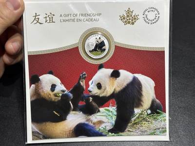 《外钞收藏家》第六百一十三期（ 精品场）（长期征集拍品、欢迎藏友们联系合作） - 加拿大2018年8元中加友谊熊猫精制彩色银币（带原厂卡册1/4盎司纯银）