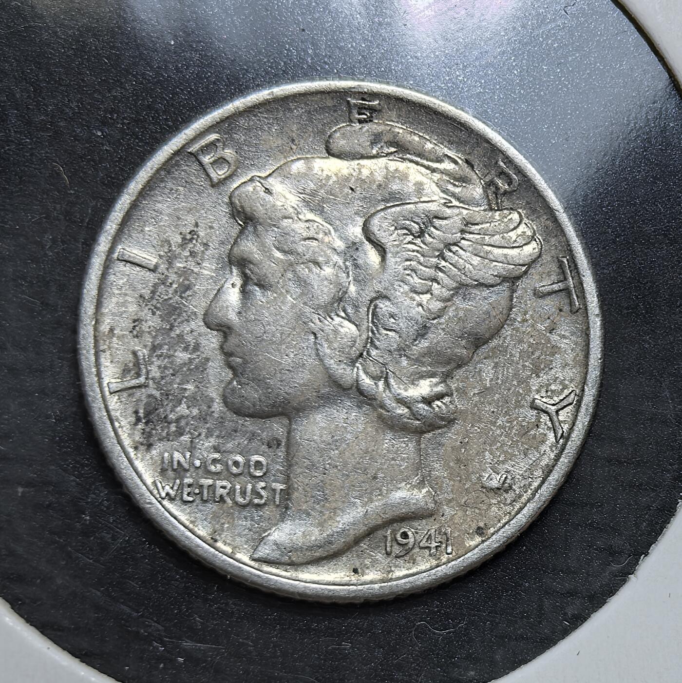 外国优质老铜币银币，正月十二晚九点倒数截拍，满百包邮可寄存，持续收拍 美国1941 年10 美分 “墨丘利” 银币，正面为带翼自由女神头像，背面是象征团结的束棒与橄榄枝。它发行于二战前夕，见证了日本偷袭珍珠港，是美国战时经济与币制体系的重要见证。