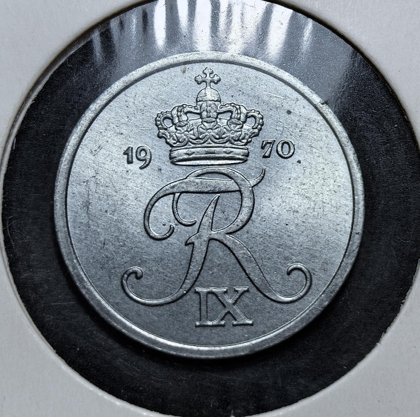 外国优质老铜币银币，正月十二晚九点倒数截拍，满百包邮可寄存，持续收拍 原光丹麦1970年2 欧尔，正面为弗雷德里克九世的花押与王冠，背面标注面值与国名。发行于其统治末期，是丹麦战后货币体系与君主制传承的重要见证，也反映了北欧国家的经济稳定。