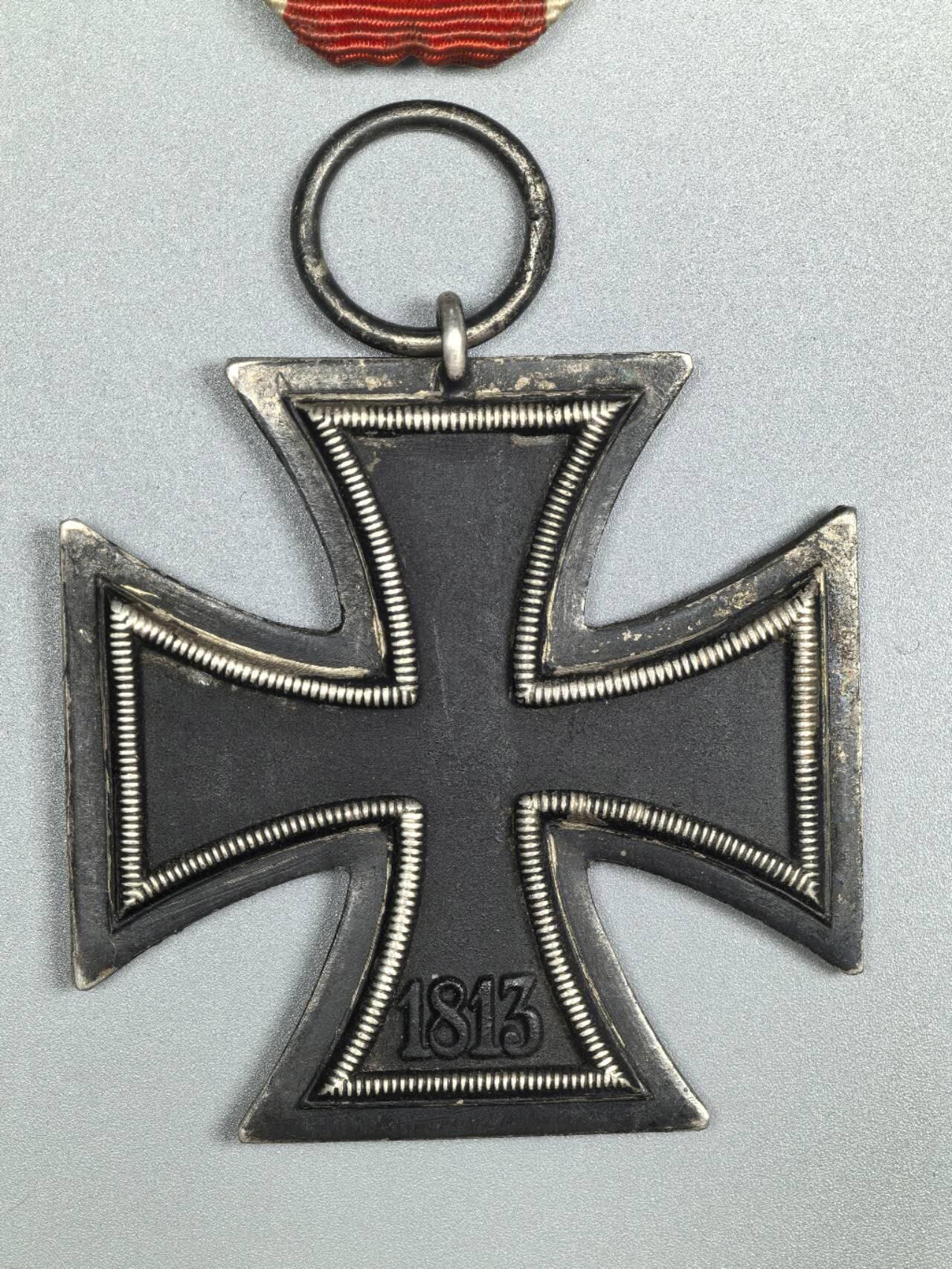 小驴勋章奖章收藏2月28日周六晚七点拍卖（调休临时调整，珍爱和平，收藏战争，铭记历史，勿忘国耻，忠党爱国。有偿代拍，送拍规则在简介最后，参拍须阅读规则后再参拍，关系到运费包装发货时效真假辨别等关键信息，拍卖时不再发原图，看大图店主微信码在拍卖店铺介绍里） 得2二级铁十字勋章，铁质核心黑漆，核心有些晃动