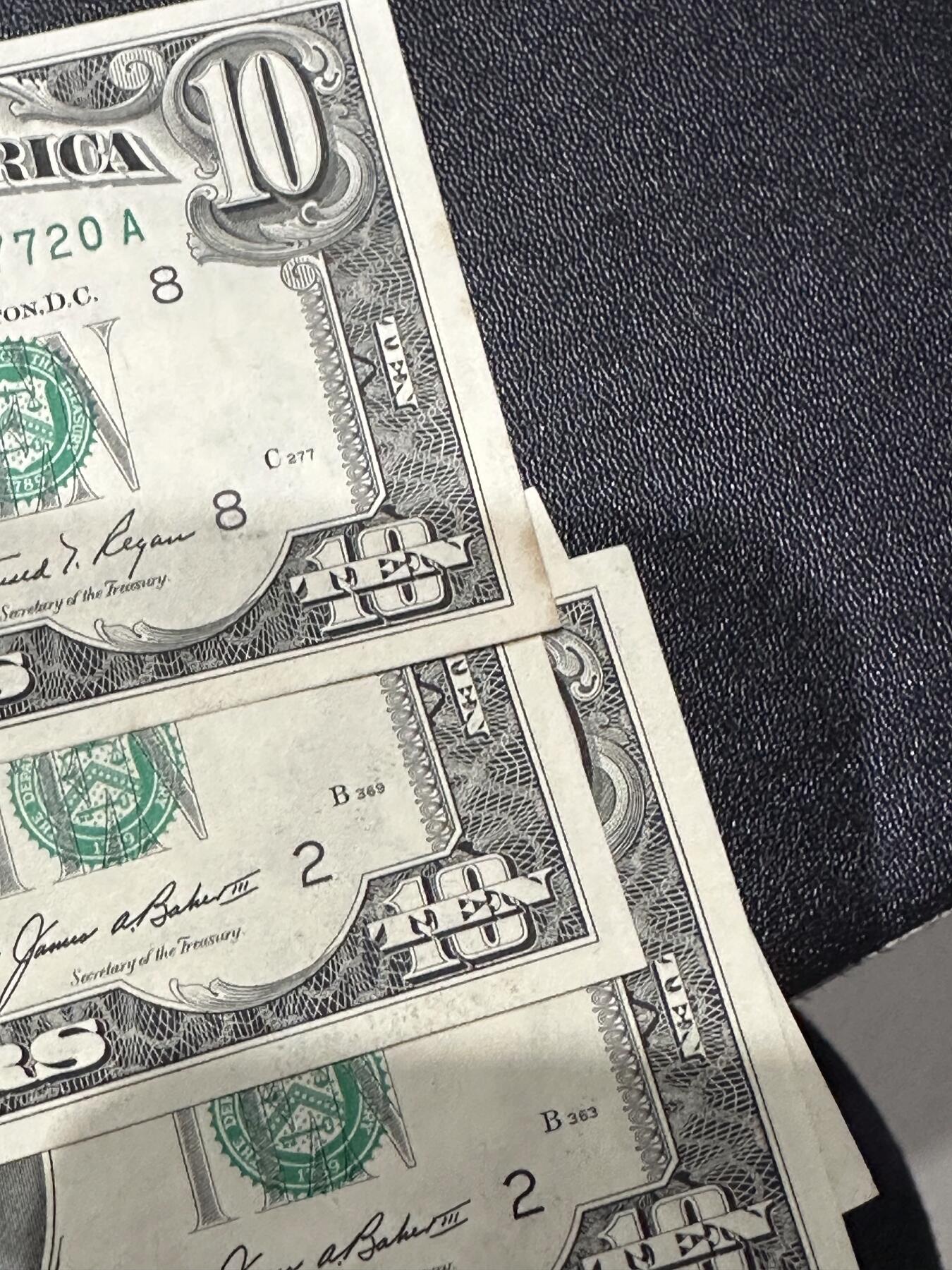 《外钞收藏家》第六百一十三期（ 精品场）（长期征集拍品、欢迎藏友们联系合作） 1985年美国小头版10美元 四张一起 1张有黄斑其他接近全新 边角有瑕疵