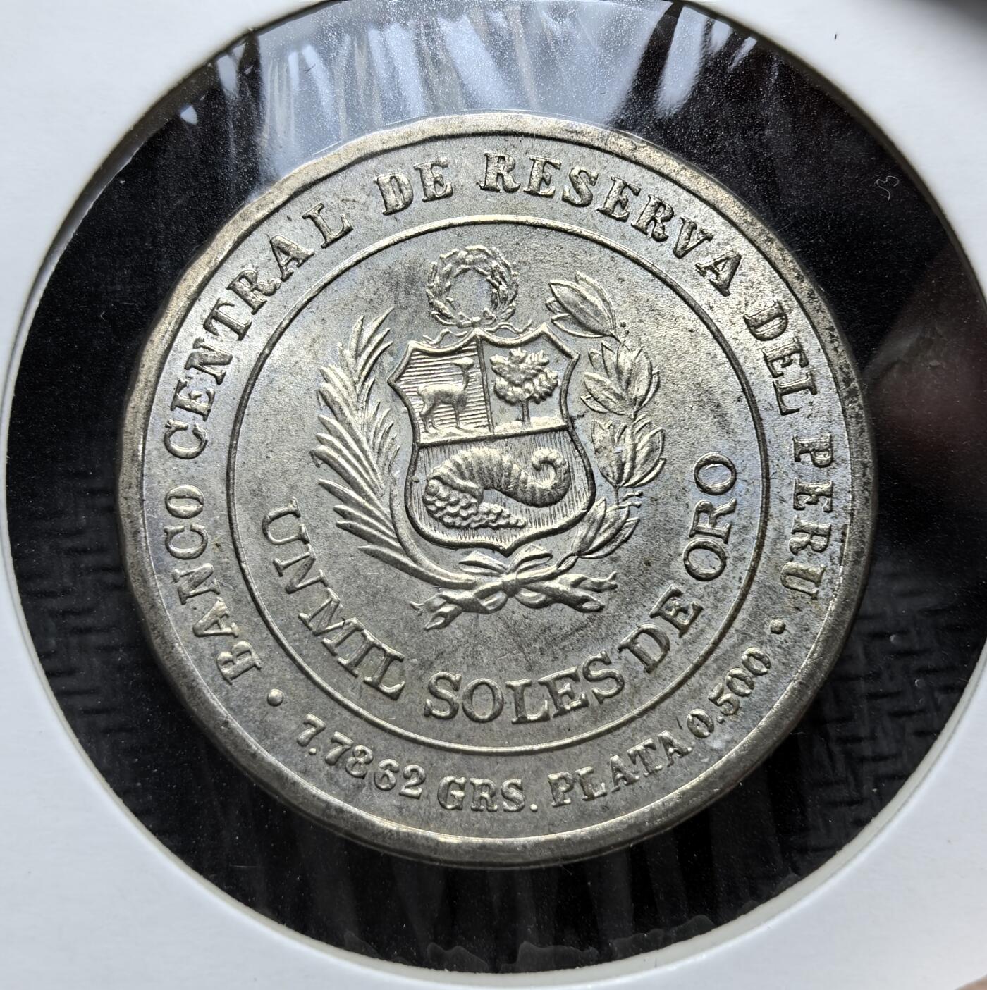 外国优质老铜币银币，正月十二晚九点倒数截拍，满百包邮可寄存，持续收拍 秘鲁 1979 年发行的 1000 索尔银币，为纪念秘鲁国会而发行。币面刻有国会大厦图案，由秘鲁中央储备银行发行，见证了秘鲁现代政治与货币体系的发展。