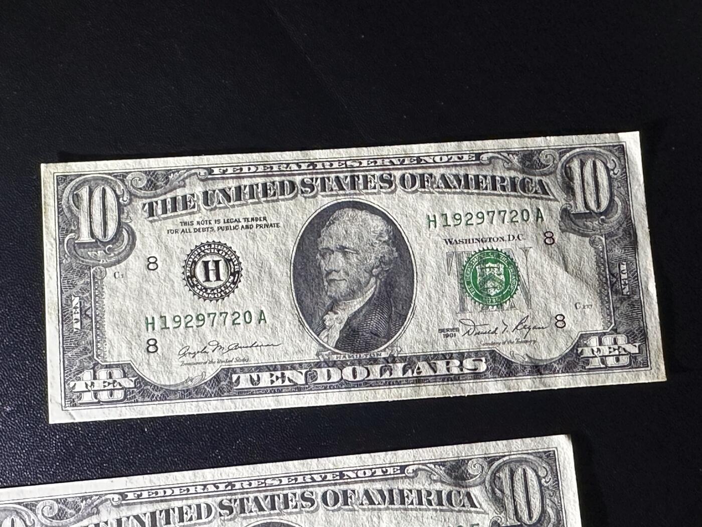 《外钞收藏家》第六百一十三期（ 精品场）（长期征集拍品、欢迎藏友们联系合作） 1985年美国小头版10美元 四张一起 1张有黄斑其他接近全新 边角有瑕疵