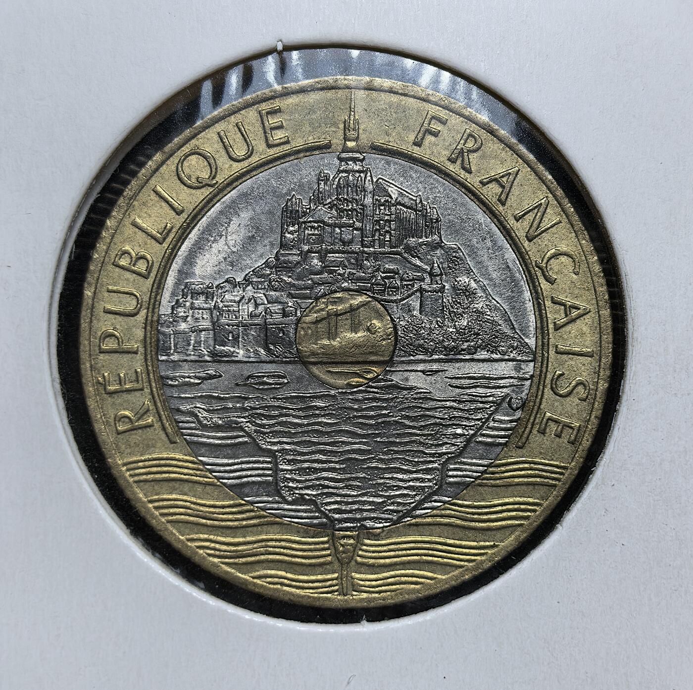 外国优质老铜币银币，正月十二晚九点倒数截拍，满百包邮可寄存，持续收拍 法国1993年20法郎双色币，正面为圣米歇尔山图案，背面标注面值与 “自由、平等、博爱” 口号。发行于法郎体系末期，是法国向欧元过渡前的重要货币见证，也体现了其对历史文化遗产的推崇。