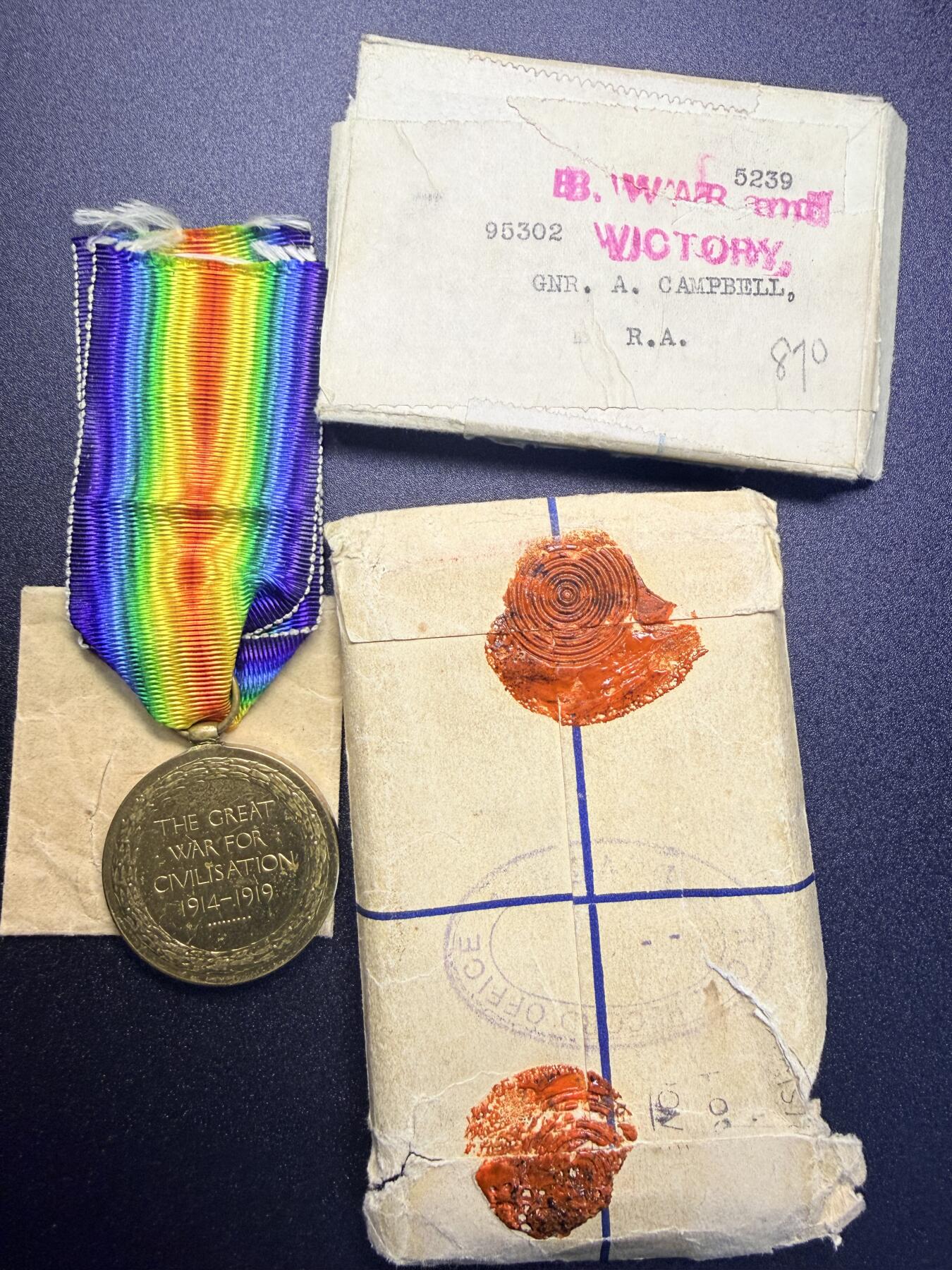 云宸嘉赏-勋臻精藏⭐️年后精品专拍场次🎖 英国一战胜利奖章  授予96502号 炮手 A·坎贝尔 皇家炮兵  带原纸袋和包装盒如图