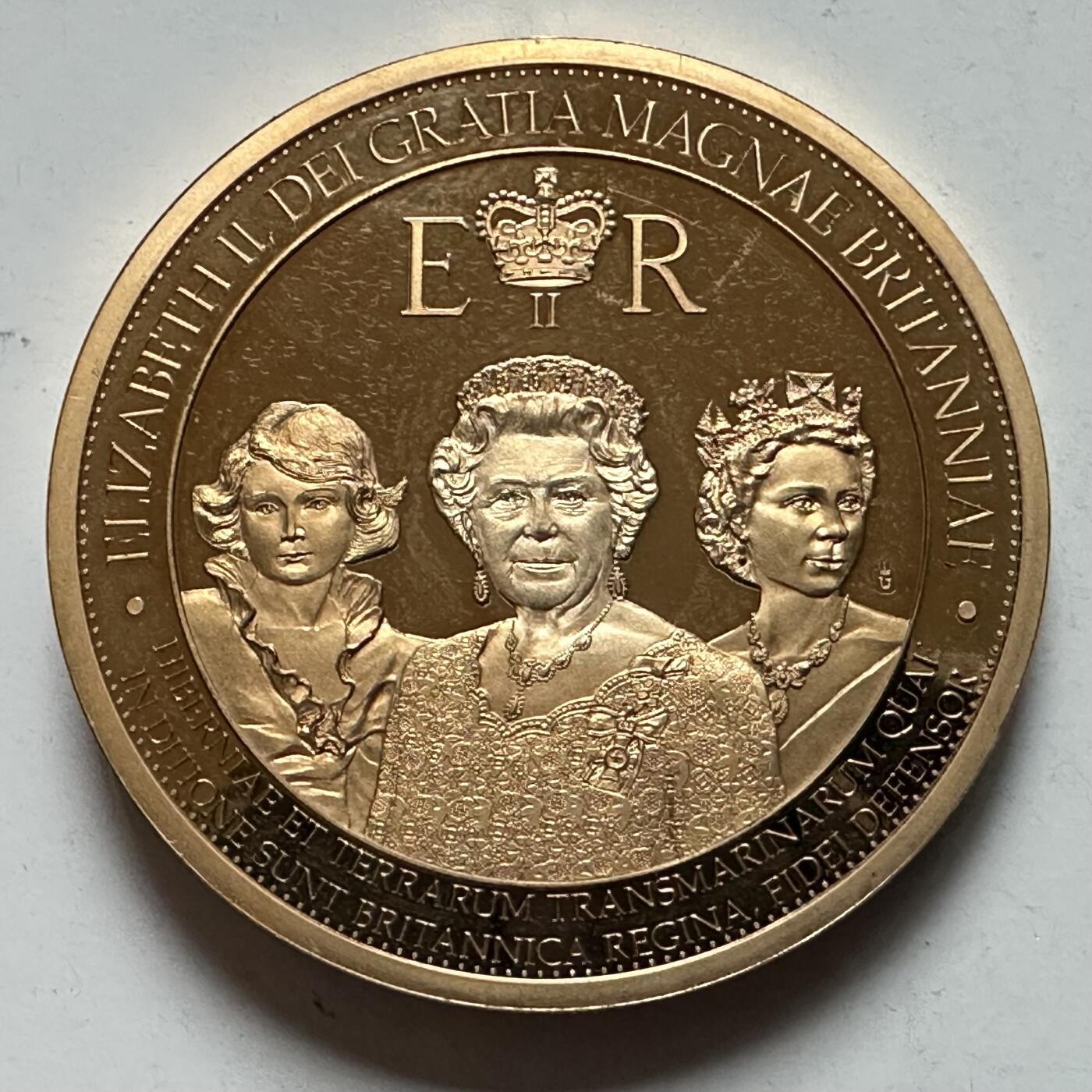 🌹外币初藏🌹🐯2026年第22场  每周二四六晚8️⃣点 接代拍 英国伊丽莎白二世加冕周年镀金纪念章，1953加冕彩印镶钻，三肖像版，直径约40mm，