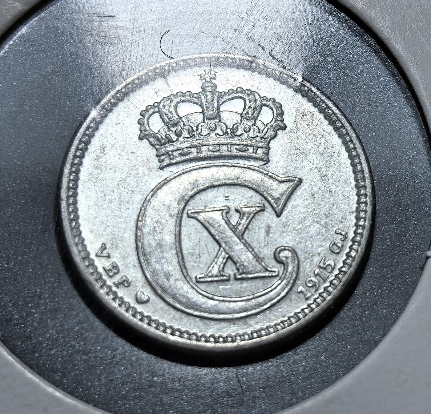 外国优质老铜币银币，正月十二晚九点倒数截拍，满百包邮可寄存，持续收拍 丹麦1915年10欧尔银币，正面为克里斯蒂安十世的花押与王冠，背面标注面值。发行于一战期间，丹麦虽保持中立，但经济受战争冲击，此币是其战时货币体系与中立国身份的重要见证。