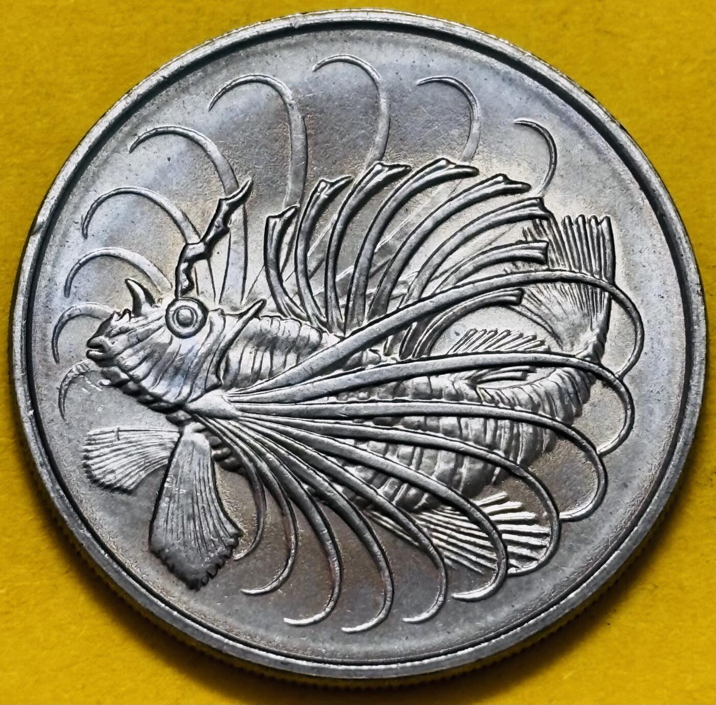 文馨钱币收藏第 295 场，（元宵场）各种银币散币纪念章，长期接代拍业务 原光 1979 年新加坡狮子鱼 50 分