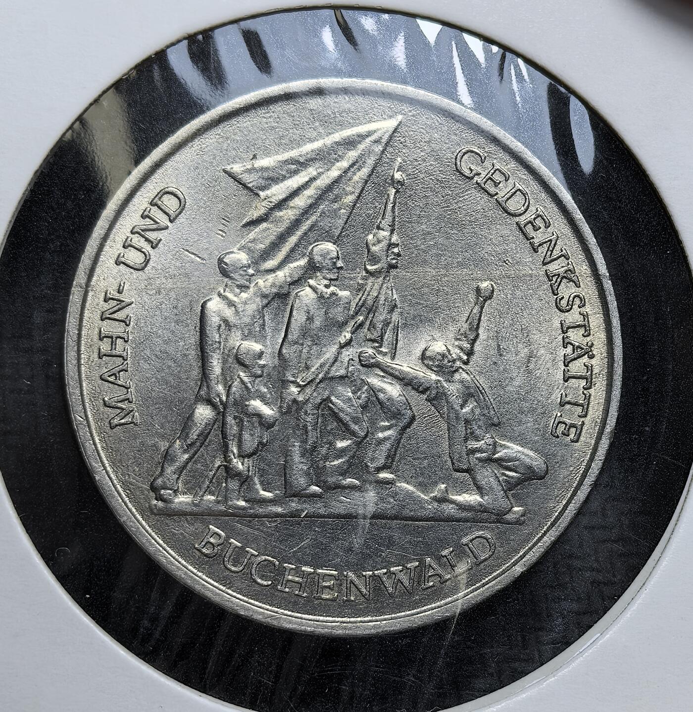 外国优质老铜币银币，正月十二晚九点倒数截拍，满百包邮可寄存，持续收拍 东德1972年10马克铜直径31mm，正面是东德国徽（锤规与麦穗），背面为布痕瓦尔德集中营纪念碑群像。发行旨在纪念反法西斯抵抗力量，是东德作为反法西斯政权、反思纳粹暴行的重要政治与历史物证。