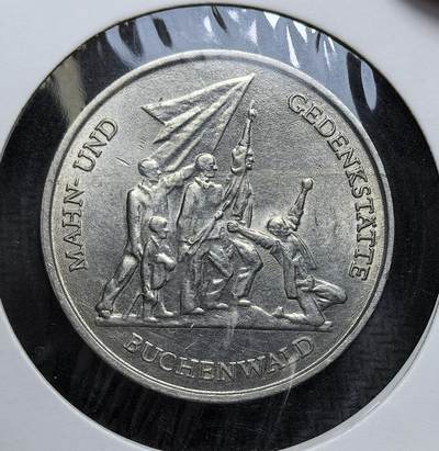 外国优质老铜币银币，正月十二晚九点倒数截拍，满百包邮可寄存，持续收拍 - 东德1972年10马克铜直径31mm，正面是东德国徽（锤规与麦穗），背面为布痕瓦尔德集中营纪念碑群像。发行旨在纪念反法西斯抵抗力量，是东德作为反法西斯政权、反思纳粹暴行的重要政治与历史物证。