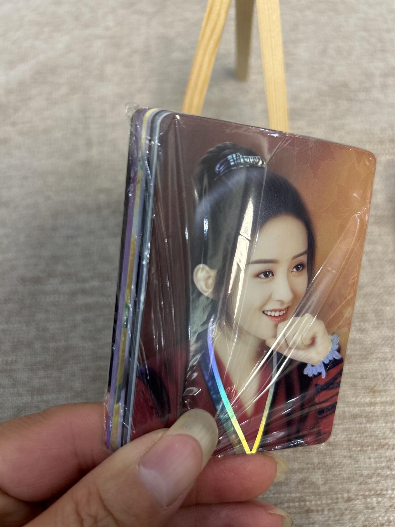 喜灰玩卡拍卖第五期，接拍品0佣金，欢迎送拍，释放现金流，让自己有资金可以购买更多喜欢的卡牌，让别的卡友能淘到更多心仪的卡牌 明星彩闪卡不同人物一套9张