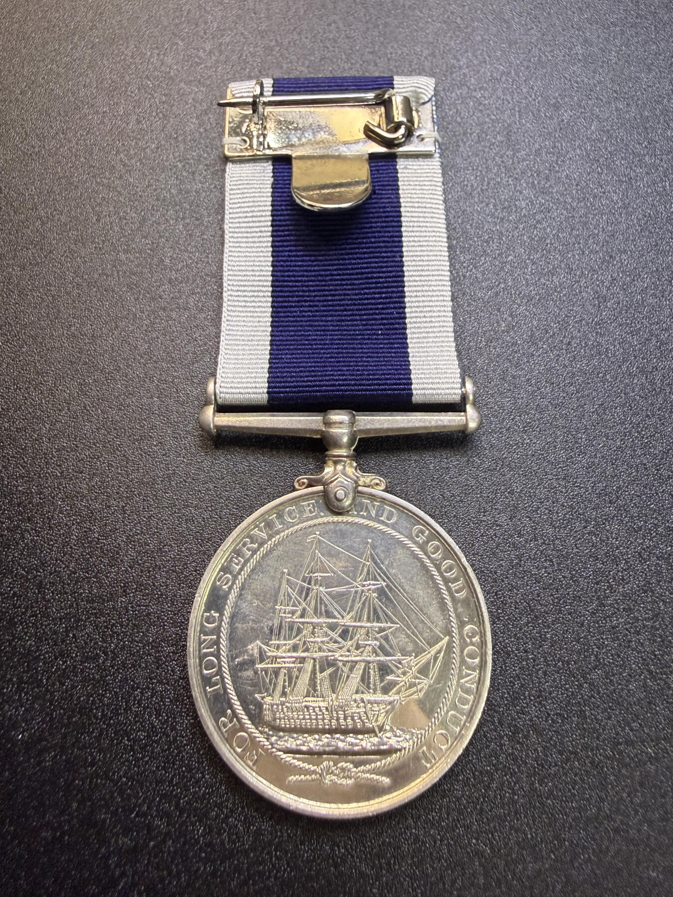 云宸嘉赏-勋臻精藏⭐️年后精品专拍场次🎖 英国皇家海军长期服役和良好行为奖章 授予M.27525号  R·W·库克，隶属皇家海军澳大利亚分舰队，服役于皇家海军“弗林德斯”号（一号舰）乔治五世版，银制