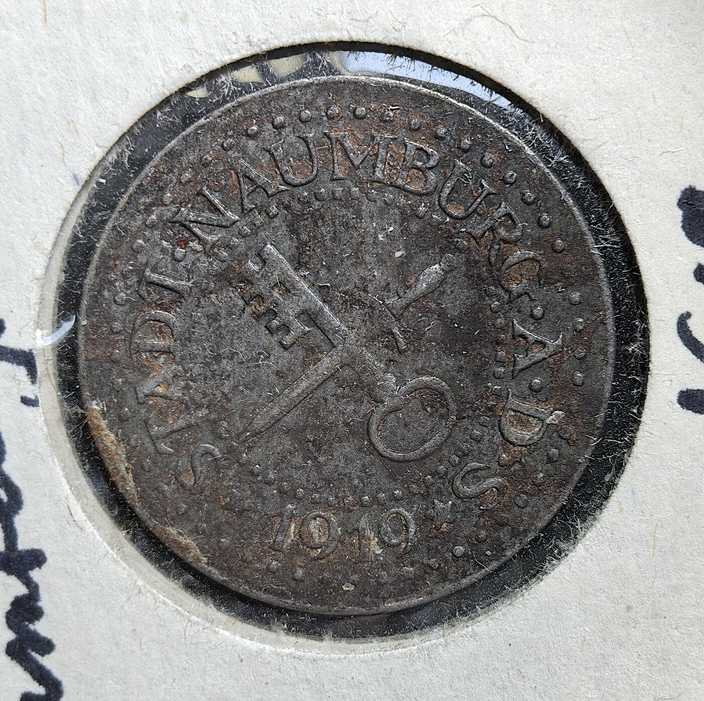 外国优质老铜币银币，正月十二晚九点倒数截拍，满百包邮可寄存，持续收拍 德国瑙姆堡市1919年10 芬尼战时应急币，背面是城市名与象征守护的钥匙图案。发行于一战后德国经济崩溃时期，是地方政府为缓解货币短缺、维持社会运转的临时货币，见证了魏玛共和国初期的经济危机。