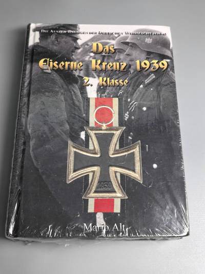 小驴勋章奖章收藏2月28日周六晚七点拍卖（调休临时调整，珍爱和平，收藏战争，铭记历史，勿忘国耻，忠党爱国。有偿代拍，送拍规则在简介最后，参拍须阅读规则后再参拍，关系到运费包装发货时效真假辨别等关键信息，拍卖时不再发原图，看大图店主微信码在拍卖店铺介绍里） - 《德国WWII二级铁十字勋章》2015版专业二级铁十字书籍，内容涵盖各厂铁十字各版本特征和纸袋实例，未拆封