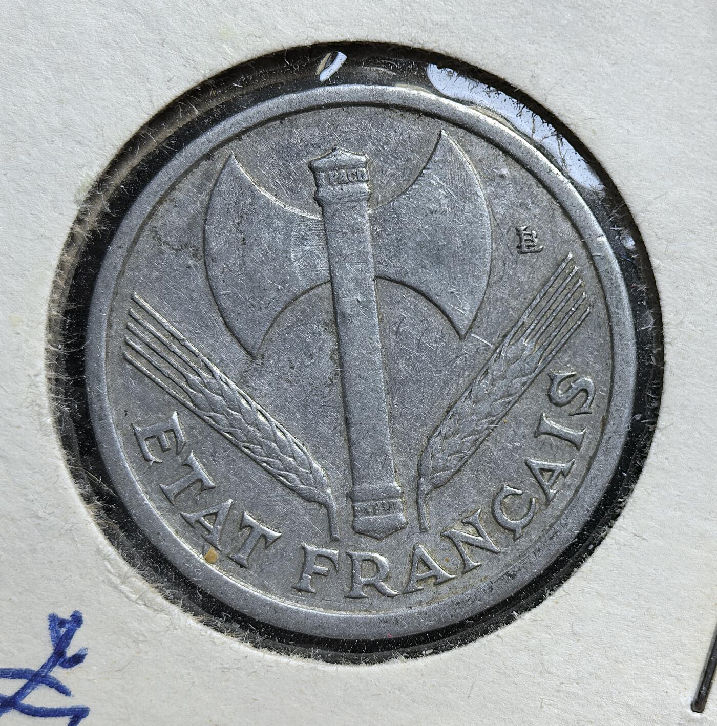 外国优质老铜币银币，正月十二晚九点倒数截拍，满百包邮可寄存，持续收拍 维希法国1943年1 法郎，正面为象征威权的束棒与麦穗，背面镌 “劳动、家庭、祖国” 口号。发行于纳粹占领时期，是维希政权推行法西斯化、服务德占秩序的政治宣传币，见证了法国二战沦陷的屈辱历史。