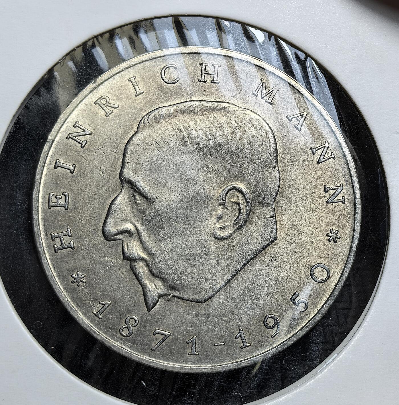 外国优质老铜币银币，正月十二晚九点倒数截拍，满百包邮可寄存，持续收拍 东德1971 年20 马克纪念币直径32.9mm，正面为东德国徽（锤规与麦穗），背面是作家海因里希・曼头像及生卒年份。海因里希・曼以批判文学闻名，此币是东德推崇反法西斯文化、塑造国家精神的实物见证。