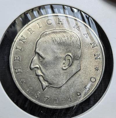 外国优质老铜币银币，正月十二晚九点倒数截拍，满百包邮可寄存，持续收拍 - 东德1971 年20 马克纪念币直径32.9mm，正面为东德国徽（锤规与麦穗），背面是作家海因里希・曼头像及生卒年份。海因里希・曼以批判文学闻名，此币是东德推崇反法西斯文化、塑造国家精神的实物见证。