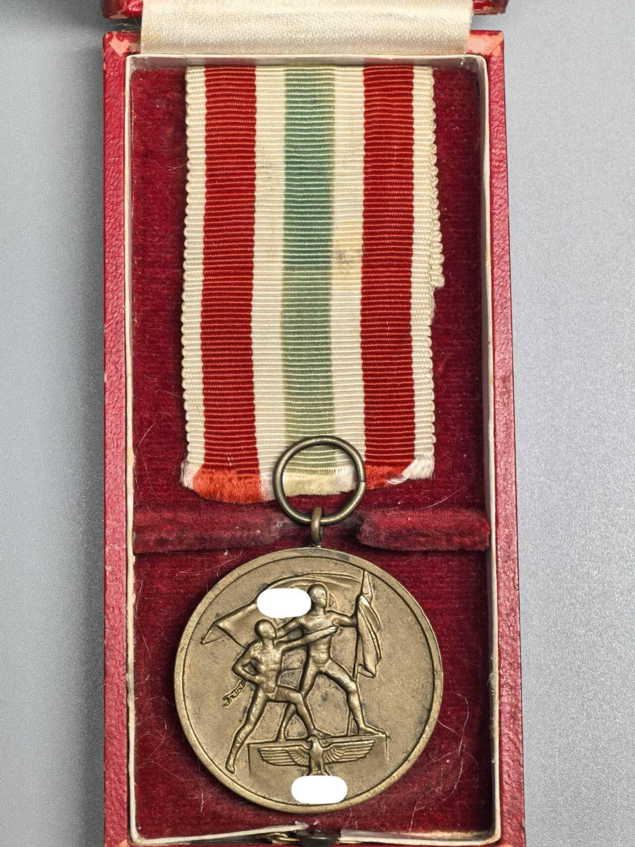 小驴勋章奖章收藏2月28日周六晚七点拍卖（调休临时调整，珍爱和平，收藏战争，铭记历史，勿忘国耻，忠党爱国。有偿代拍，送拍规则在简介最后，参拍须阅读规则后再参拍，关系到运费包装发货时效真假辨别等关键信息，拍卖时不再发原图，看大图店主微信码在拍卖店铺介绍里） 德三鲜花奖章梅梅尔回归奖章带盒，铜质，斜G版，梅梅尔总颁发3万枚，稀少