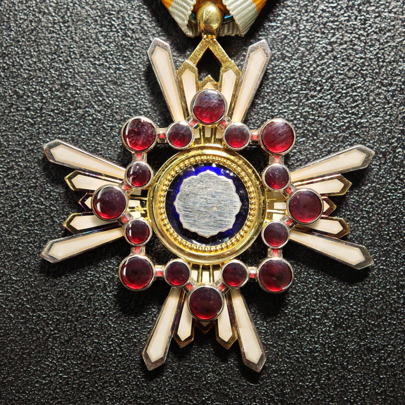 【德藏】世界币章拍卖第166期（拍品征集中~欢迎藏友联系） 日本五等瑞宝勋章银章 盒略全 直径约：43.5mm；重约：29.7g