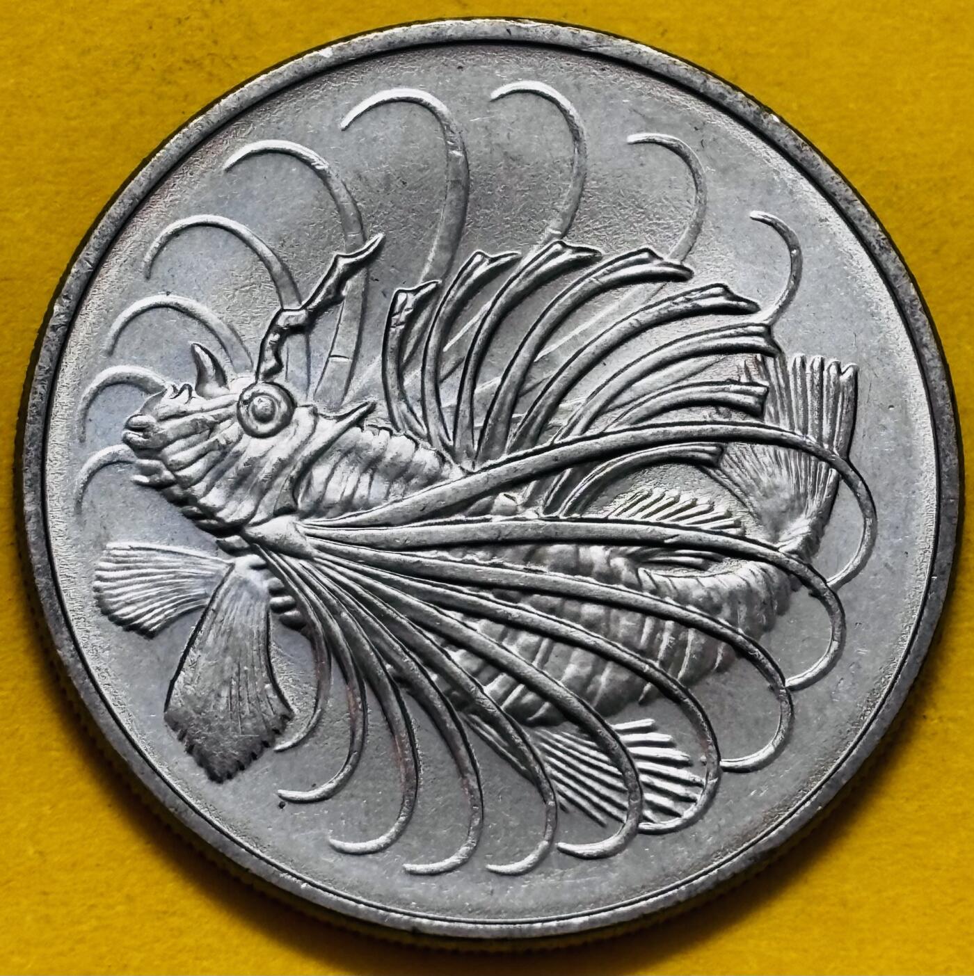 文馨钱币收藏第 295 场，（元宵场）各种银币散币纪念章，长期接代拍业务 原光 1980 年新加坡狮子鱼 50 分